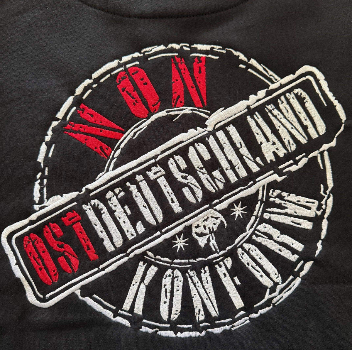 bestickter Hoodie Ostdeutschland/Nonkonform Stempel